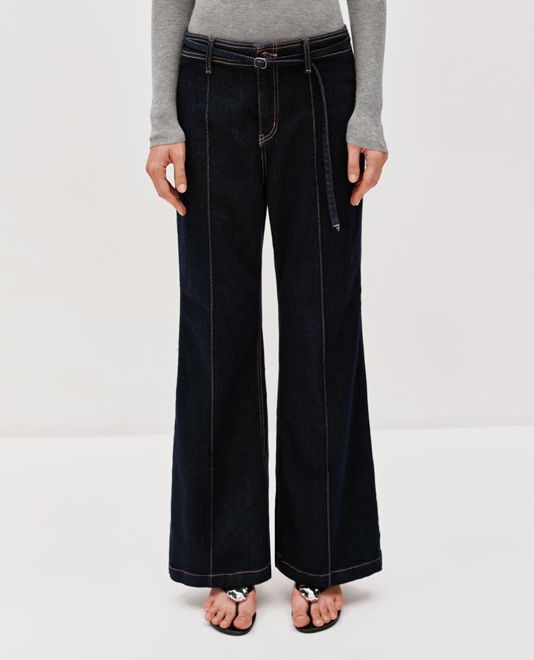 URBAN REVIVO - Quần jeans nữ ống rộng chỉ nổi