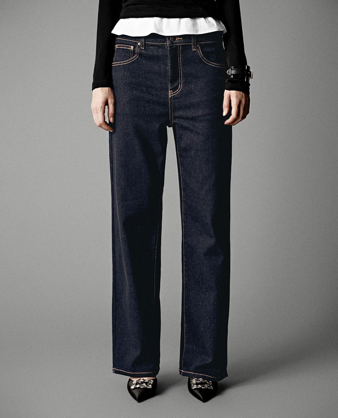 URBAN REVIVO - Quần jeans nữ ống đứng thời trang