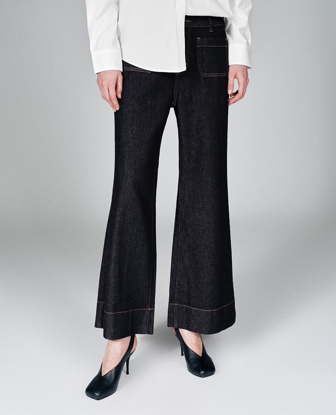 URBAN REVIVO - Quần jeans nữ ống loe phối túi