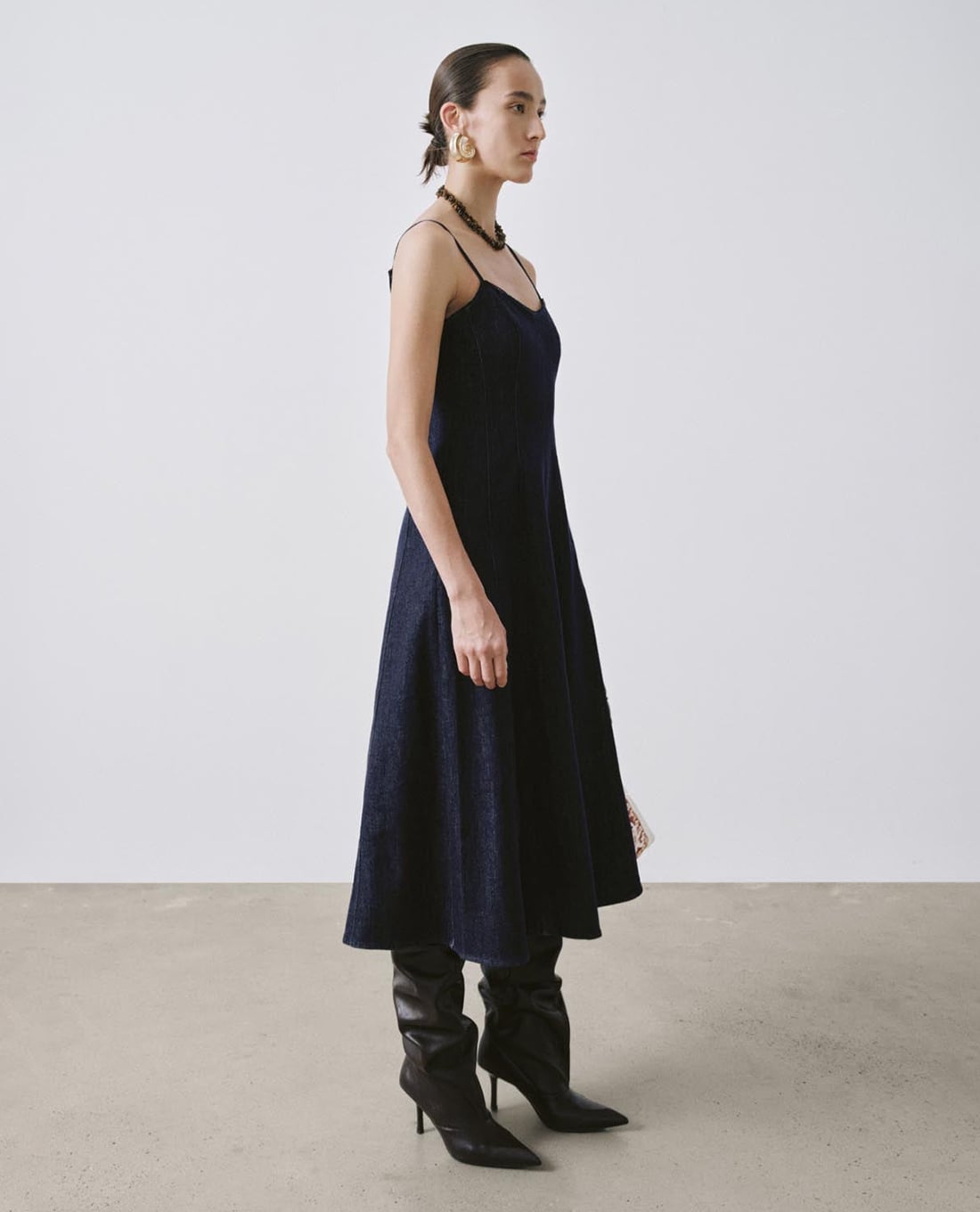 URBAN REVIVO đầm denim midi hai dây chiết eo