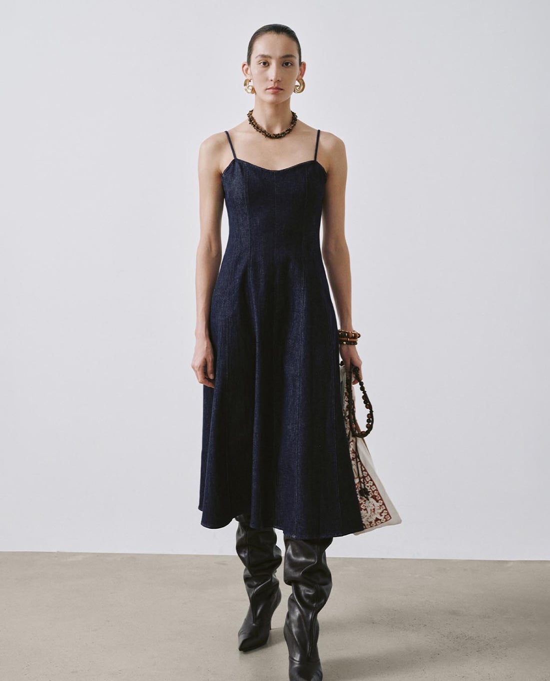 URBAN REVIVO - Đầm denim midi hai dây chiết eo