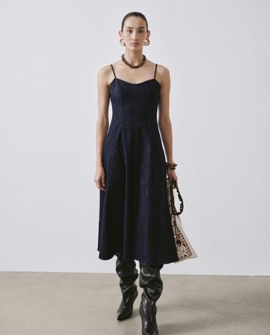  URBAN REVIVO - Đầm denim midi hai dây chiết eo 