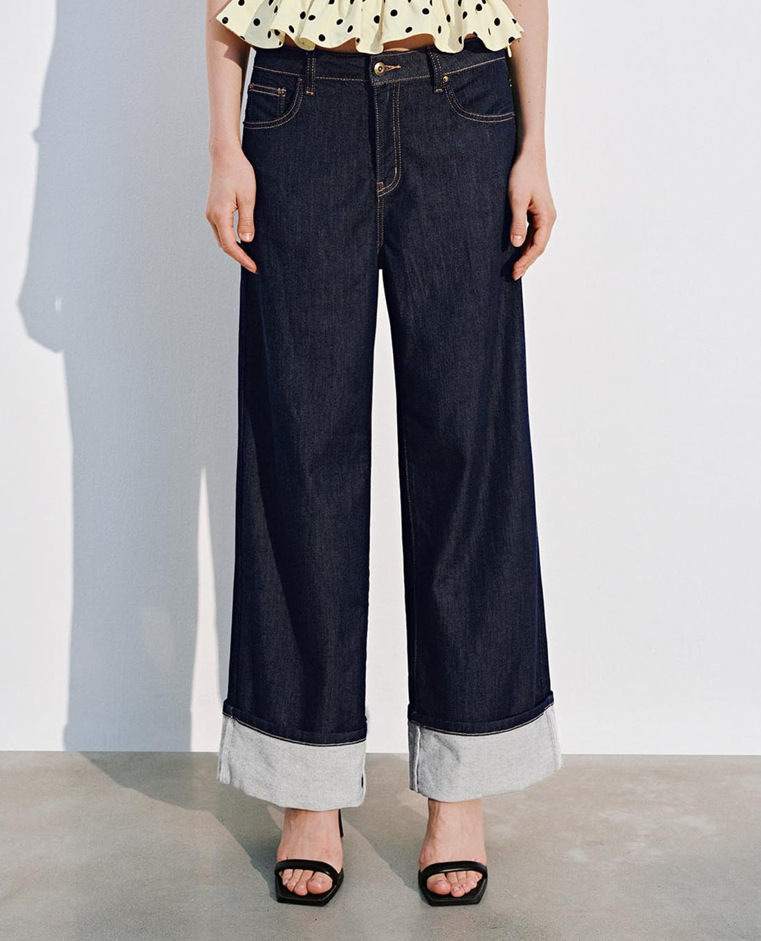 URBAN REVIVO - Quần jeans nữ ống rộng xắn gấu