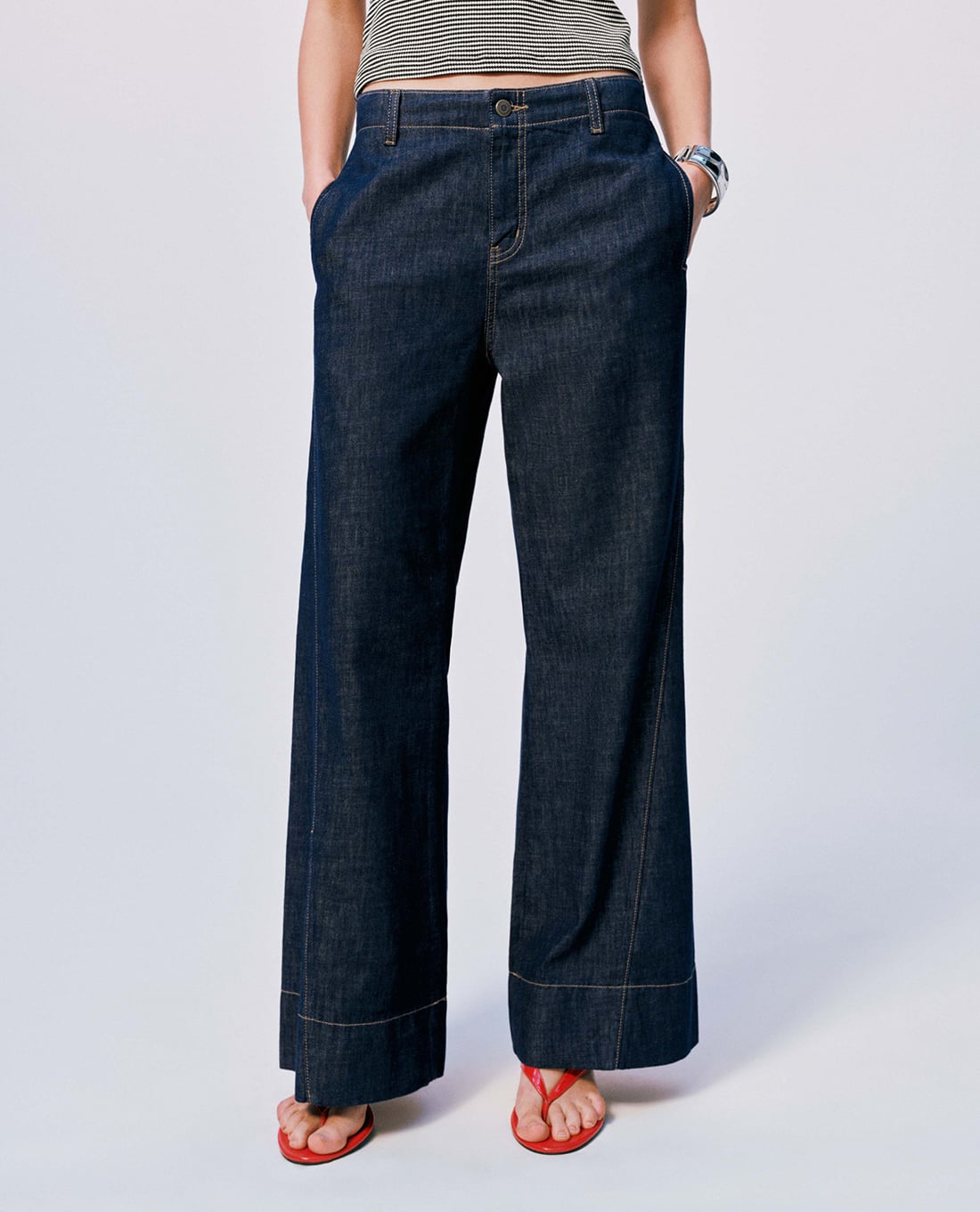 URBAN REVIVO - Quần jeans nữ ống loe tối giản