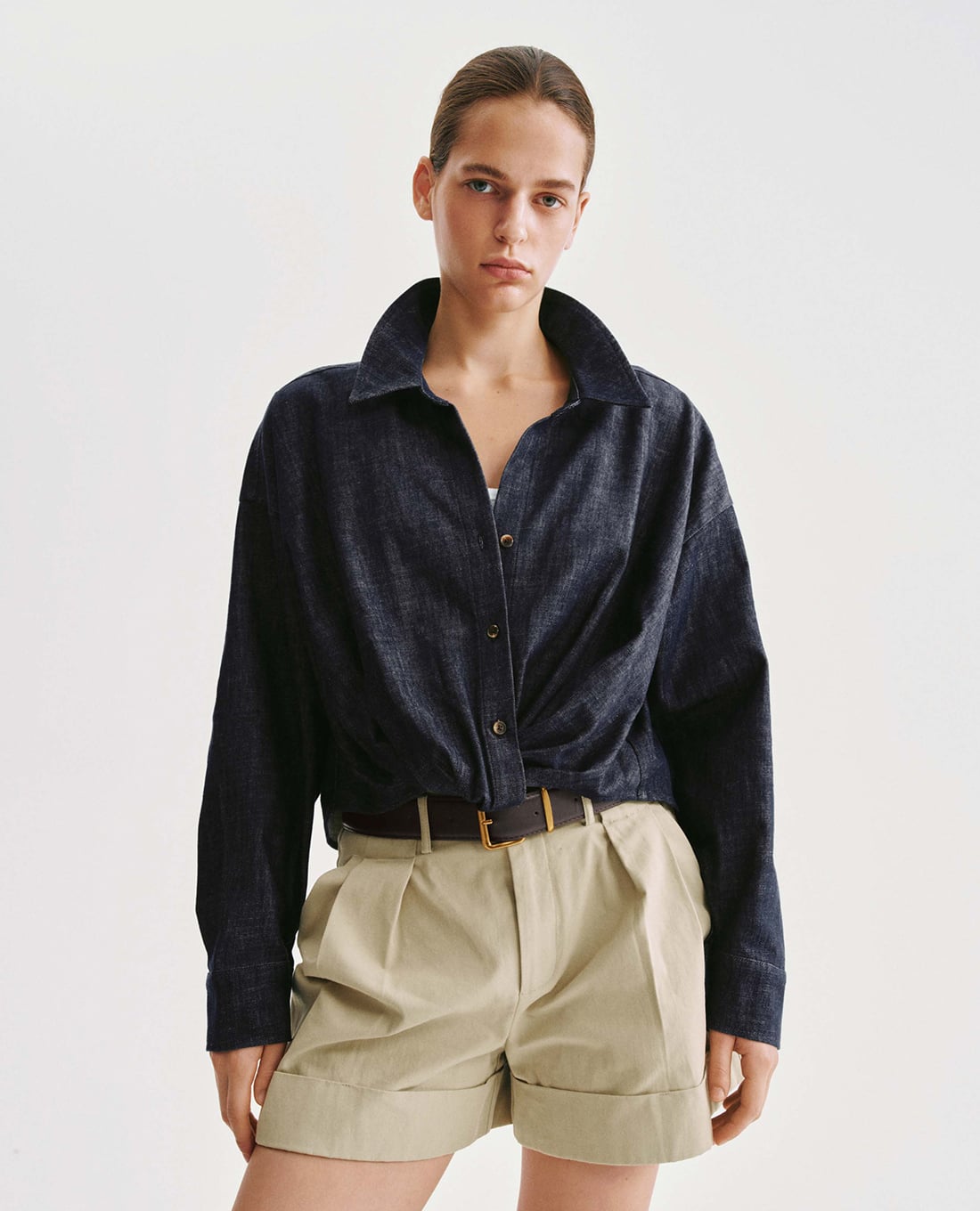 URBAN REVIVO - Áo sơ mi denim nữ cổ bẻ tay dài xoắn eo