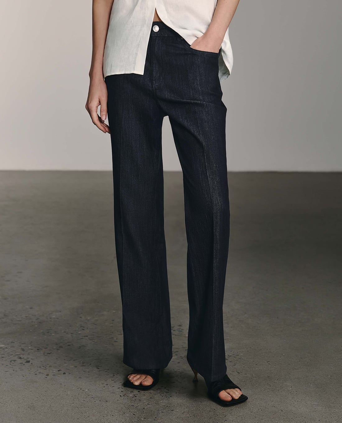 URBAN REVIVO - Quần jeans nữ ống loe cổ điển