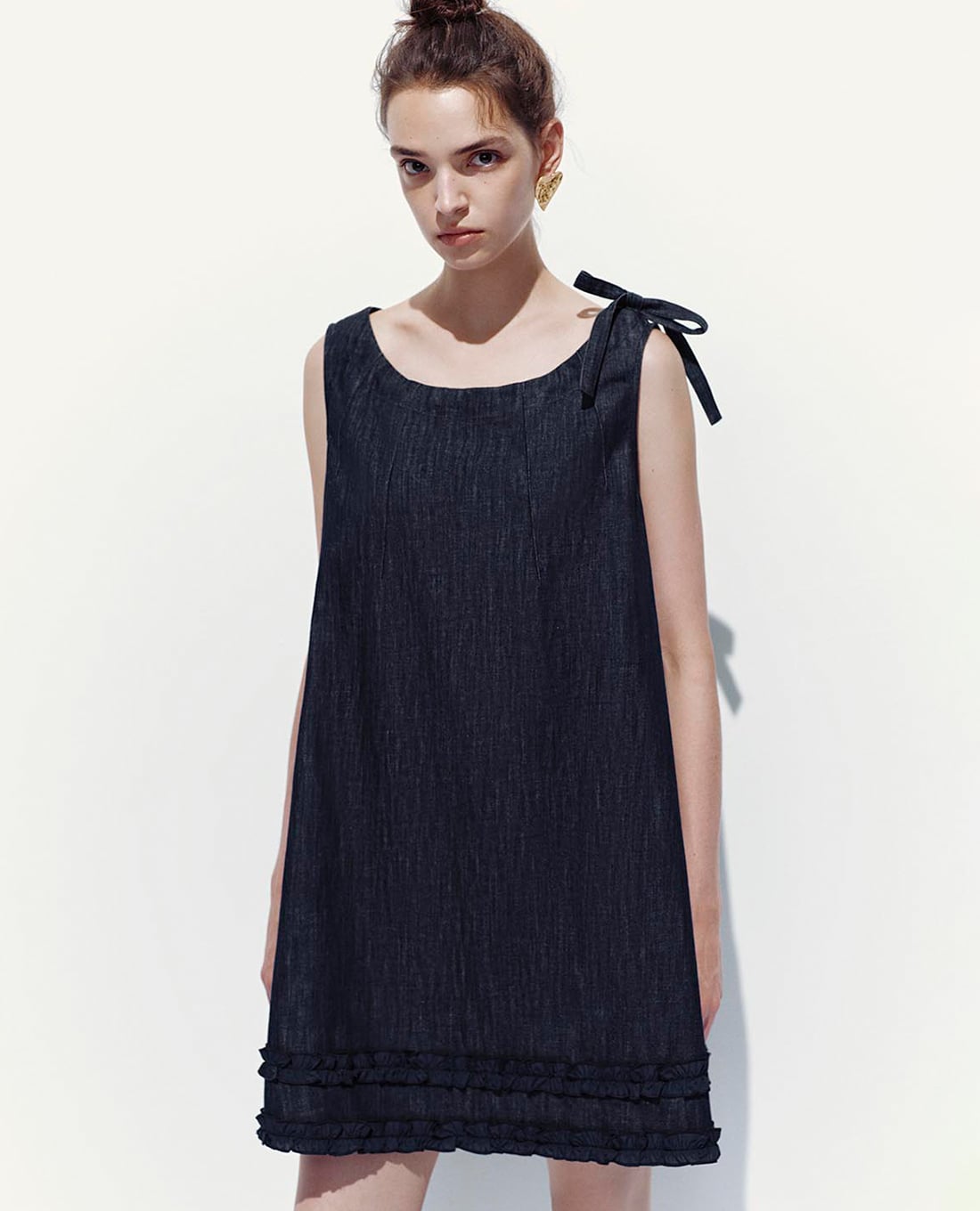 URBAN REVIVO - Đầm denim mini sát nách phối nơ