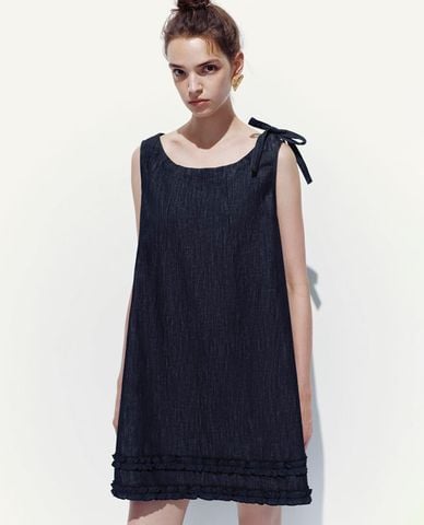  URBAN REVIVO - Đầm denim mini sát nách phối nơ 