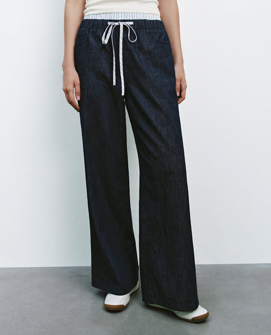 URBAN REVIVO - Quần jeans nữ ống rộng lưng thun phối dây rút