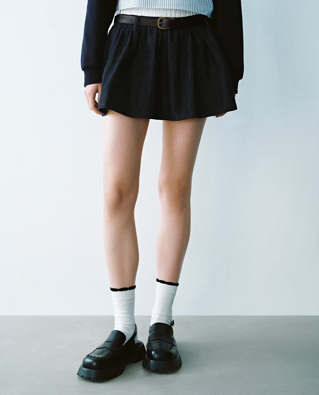 URBAN REVIVO - Chân váy denim mini phối thắt lưng