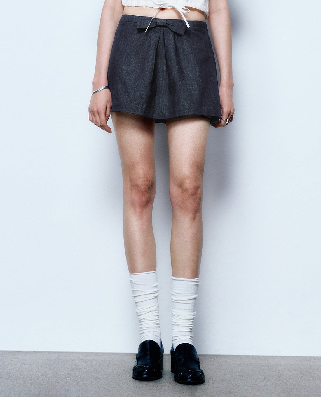 URBAN REVIVO - Chân váy denim mini phối nơ