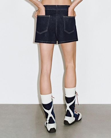  URBAN REVIVO - Quần short jeans nữ xẻ tà phối thắt lưng 