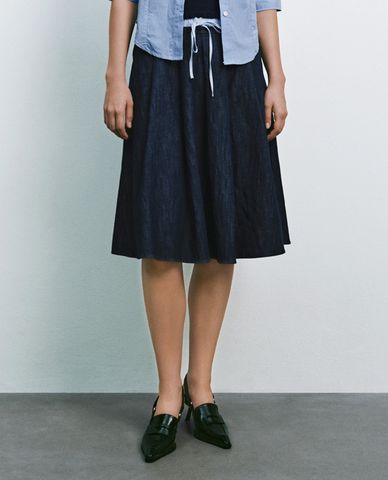  URBAN REVIVO - Chân váy denim midi lưng thun phối dây rút 