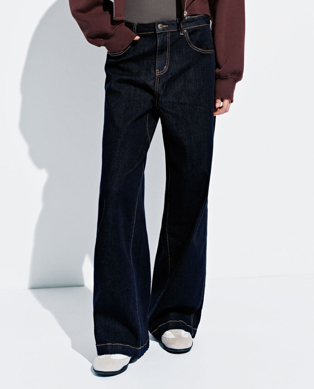 URBAN REVIVO - Quần jeans nữ ống rộng hiện đại