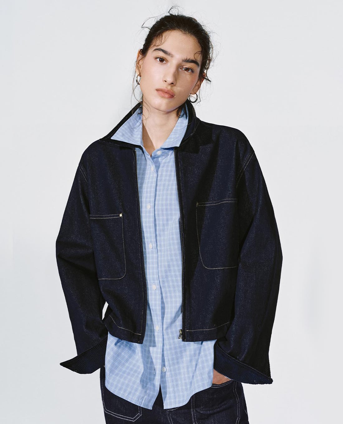 URBAN REVIVO - Áo khoác denim nữ cổ nhung tay dài phối túi