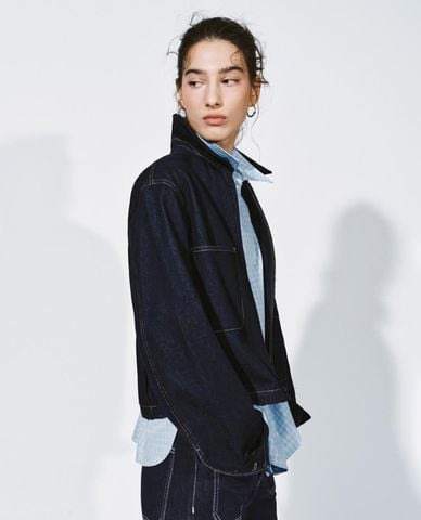  URBAN REVIVO - Áo khoác denim nữ cổ nhung tay dài phối túi 