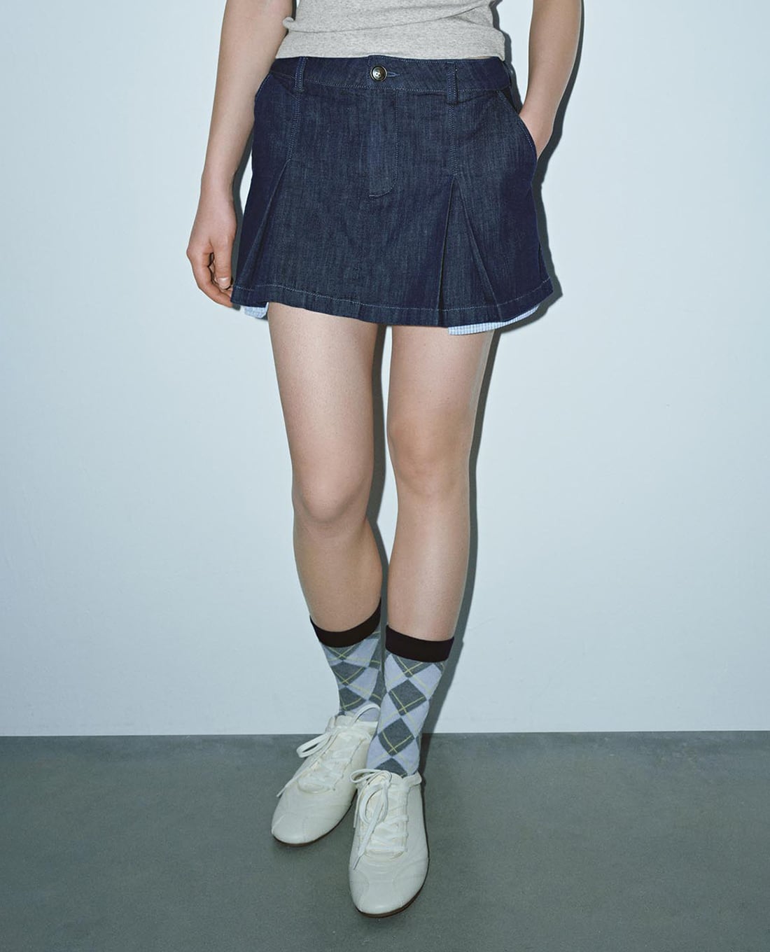 URBAN REVIVO - Chân váy denim mini xếp li