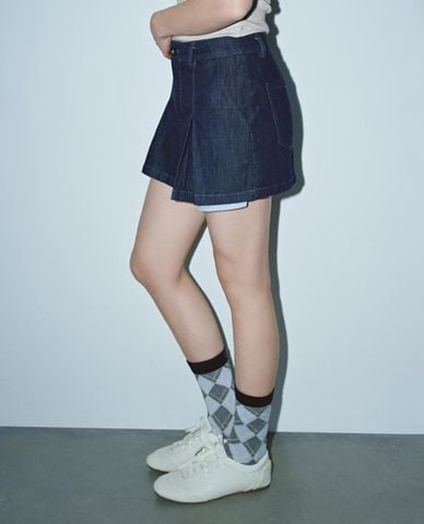  URBAN REVIVO - Chân váy denim mini xếp li 