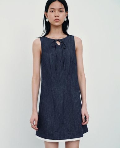  URBAN REVIVO - Đầm denim mini sát nách phối viền 