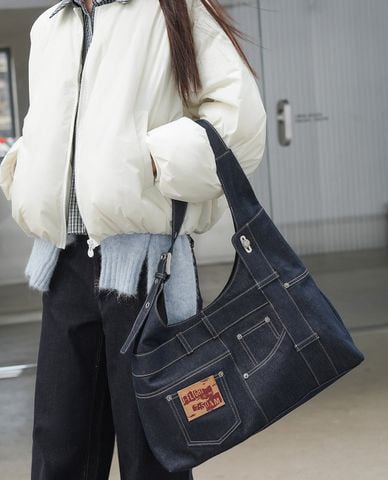  URBAN REVIVO - Túi đeo vai nữ phom chữ nhật denim 