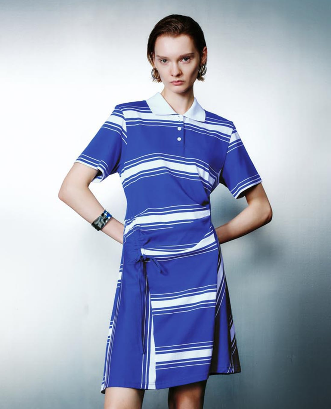 URBAN REVIVO - Đầm polo mini tay ngắn kẻ sọc