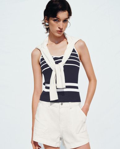  URBAN REVIVO - Áo hai dây nữ dệt kim cổ V kẻ sọc 