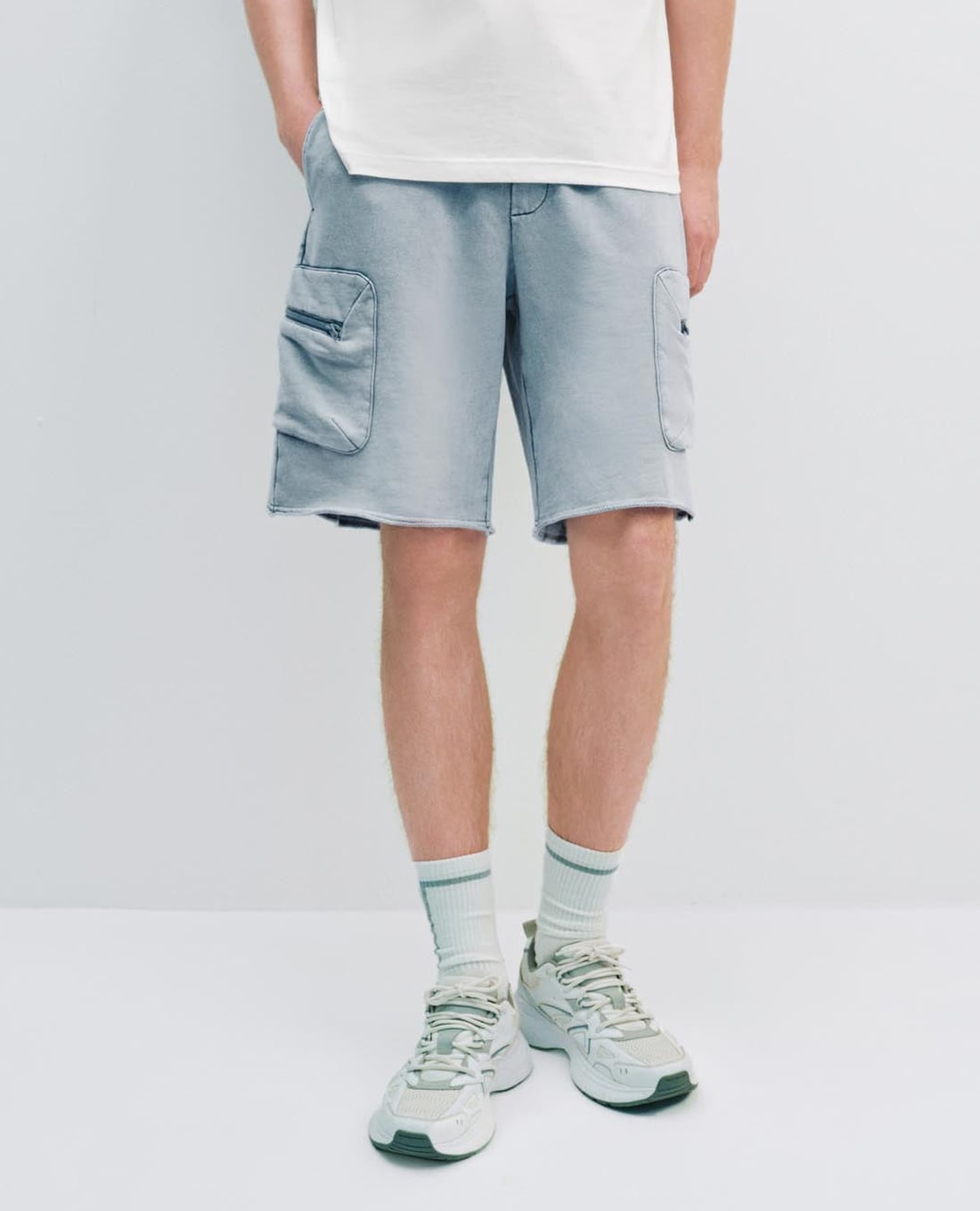 URBAN REVIVO - Quần short jeans nam lưng thun phối túi