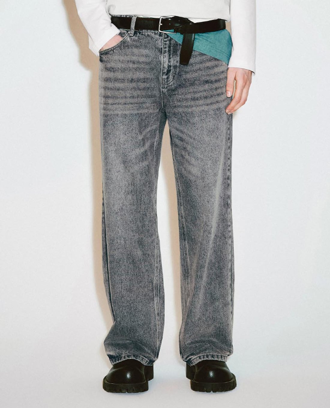 URBAN REVIVO - Quần jeans nam ống rộng wash bạc