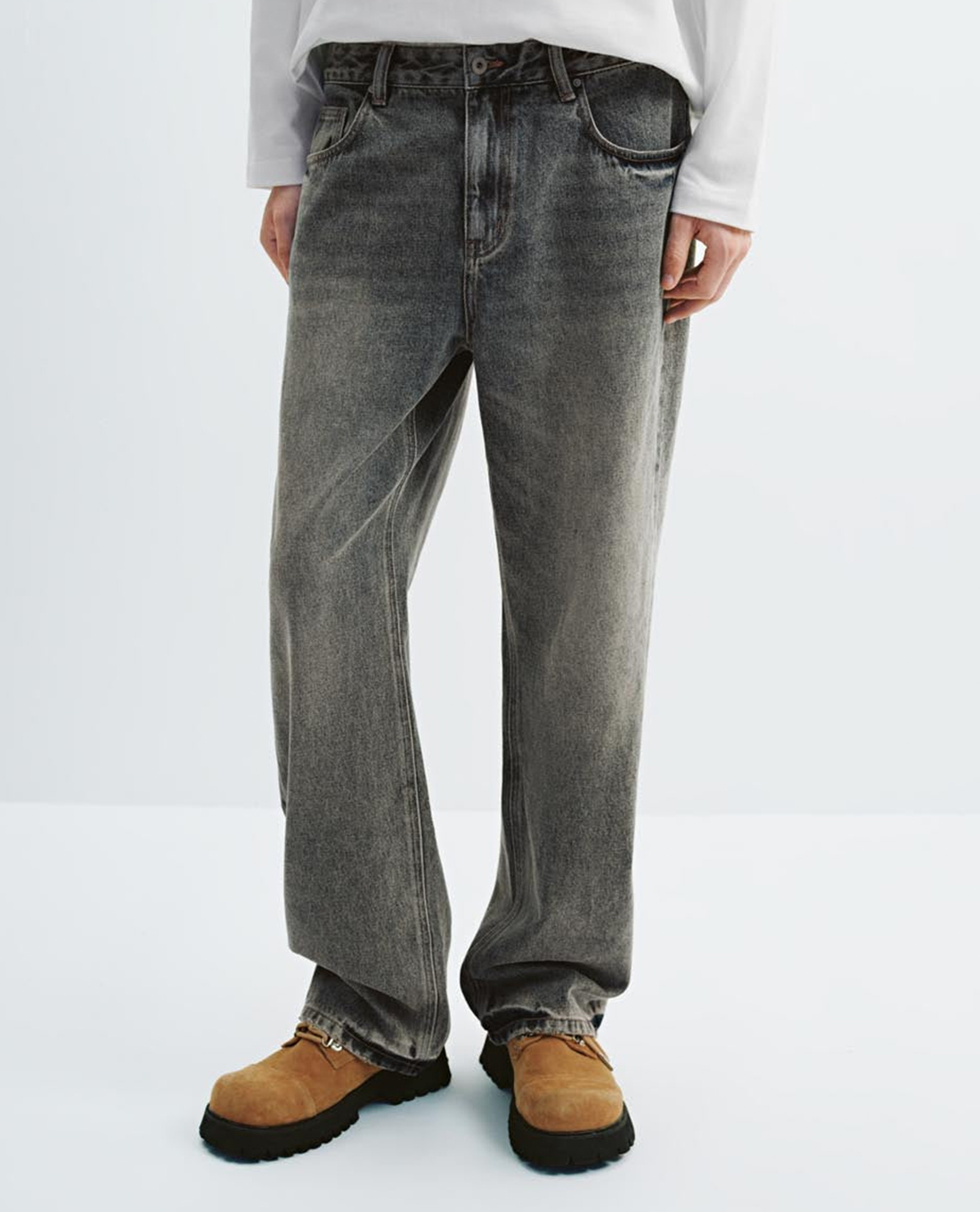 URBAN REVIVO - Quần jeans nam ống rộng wash bạc