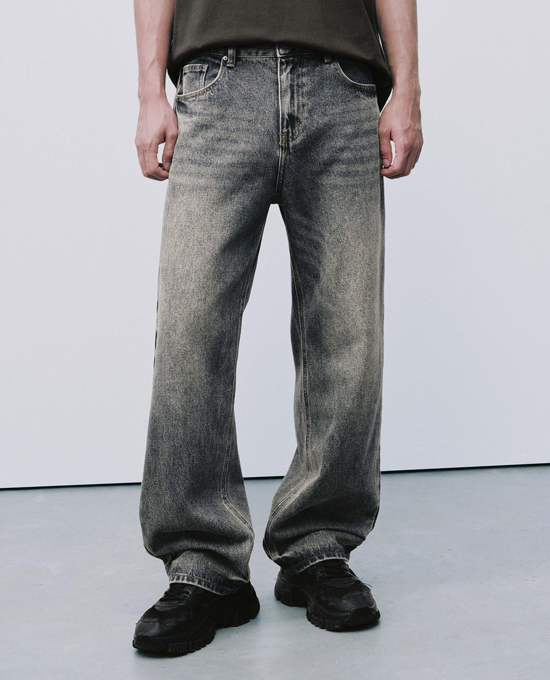 URBAN REVIVO - Quần jeans nam ống rộng wash bạc
