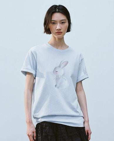  URBAN REVIVO - Áo thun nữ cổ tròn tay ngắn in hình cá tính 