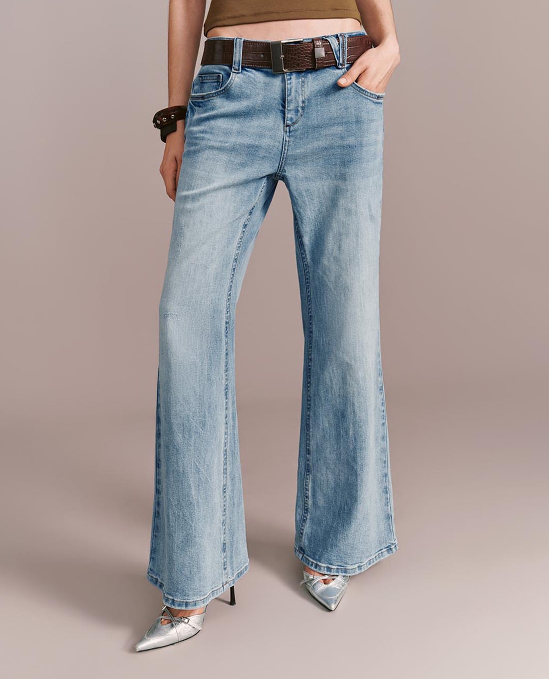 URBAN REVIVO - Quần jeans nữ ống loe phối thắt lưng