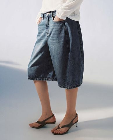  URBAN REVIVO - Quần short jeans nữ wash bạc cổ điển 