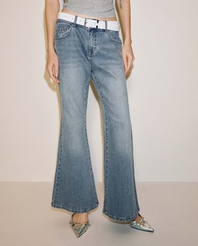  URBAN REVIVO - Quần jeans nữ ống loe kèm thắt lưng 
