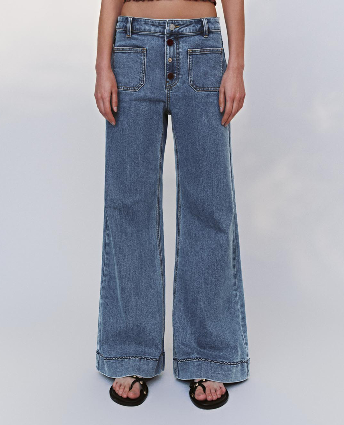 URBAN REVIVO - Quần jeans nữ ống loe phối nút