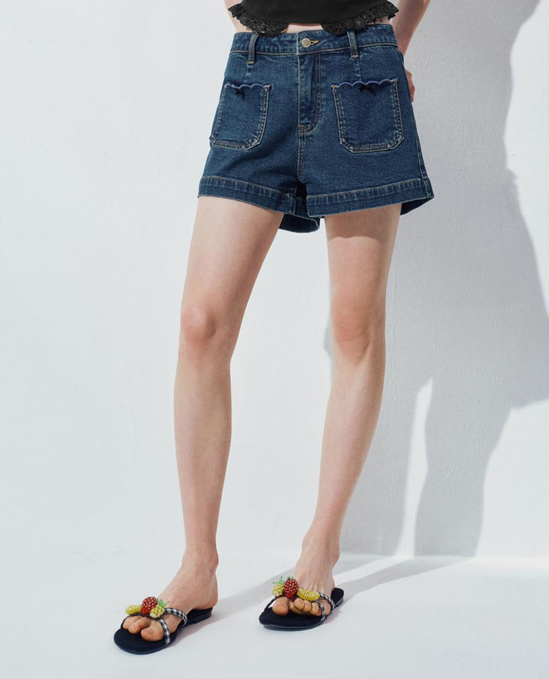 URBAN REVIVO - Quần short jeans nữ phối túi