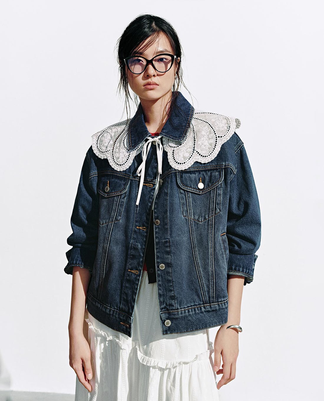 URBAN REVIVO - Áo khoác denim nữ cổ bẻ tay dài viền ren