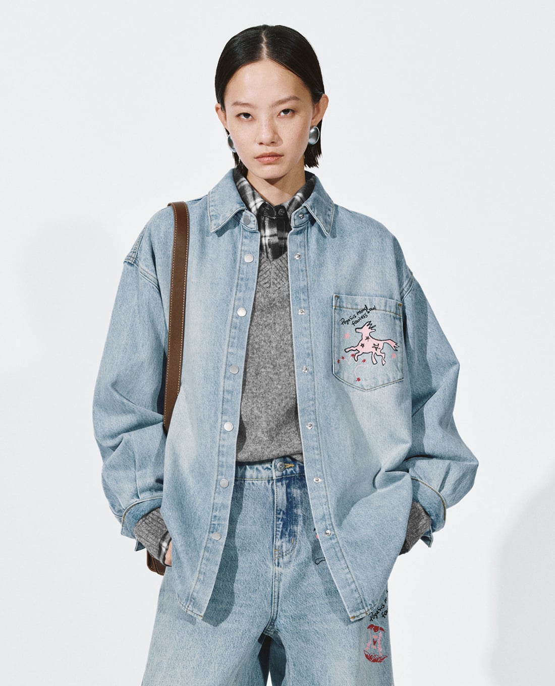 URBAN REVIVO - Áo sơ mi denim nữ cổ bẻ tay dài in họa tiết