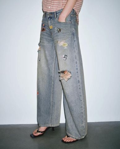  URBAN REVIVO - Quần jeans nữ ống rộng wash bạc rách gối 