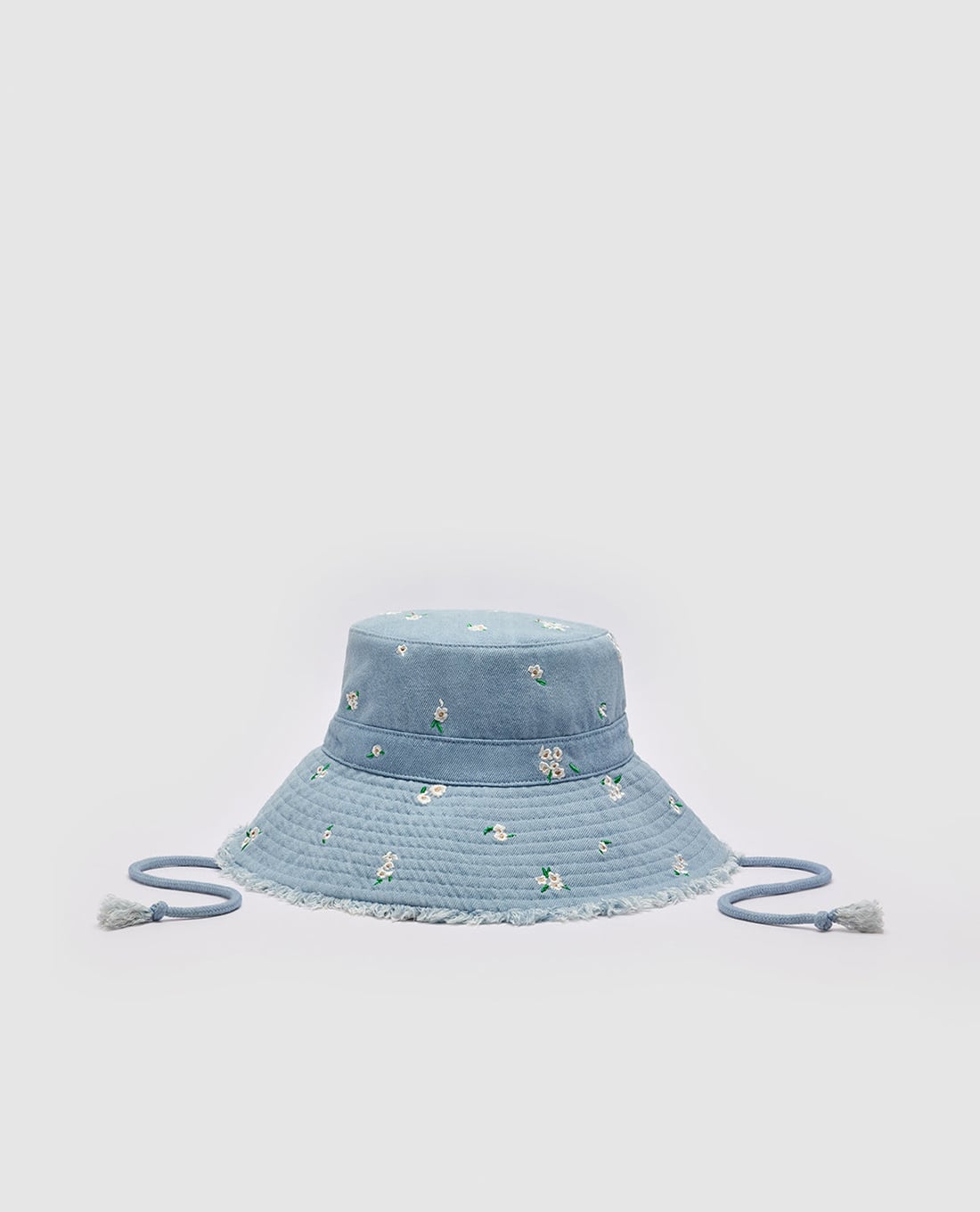 URBAN REVIVO - Nón bucket nữ denim thêu hoa