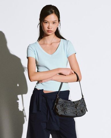  URBAN REVIVO - Túi đeo vai nữ denim hình thang phối nơ 