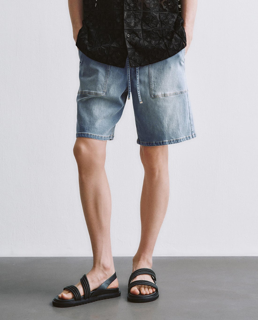 URBAN REVIVO - Quần short jeans nam wash bạc phối dây rút
