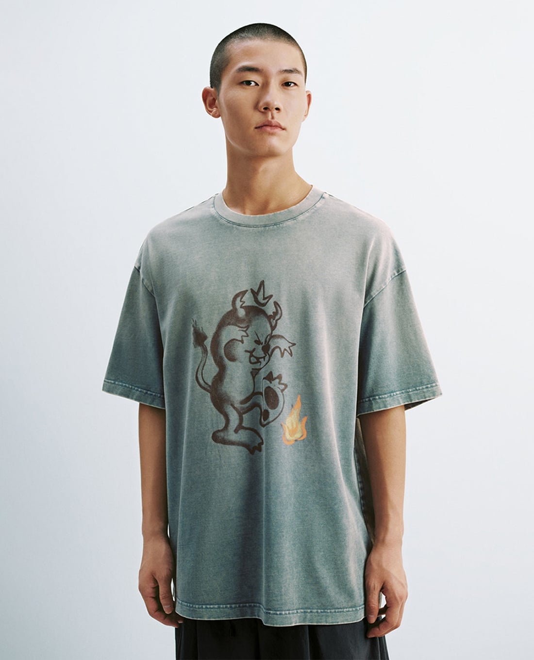 URBAN REVIVO - Áo thun nam cổ tròn tay ngắn in họa tiết