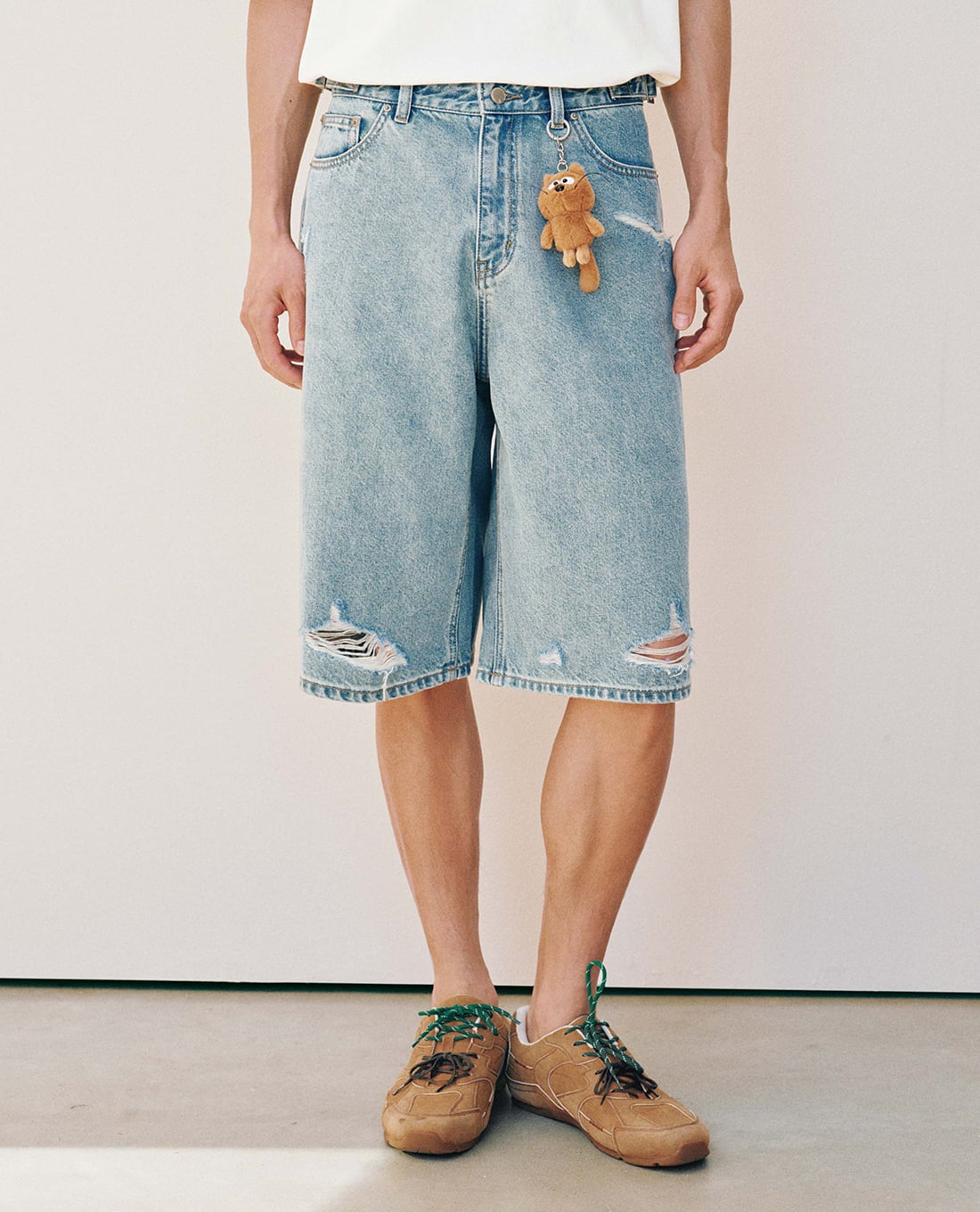 URBAN REVIVO - Quần short jeans nam wash bạc phối charm gấu
