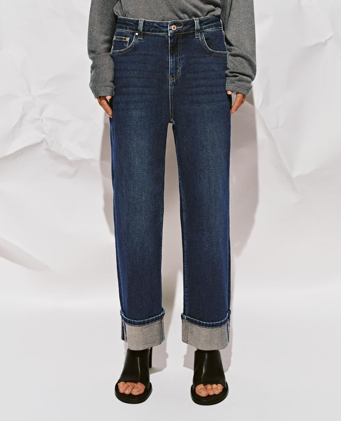 URBAN REVIVO - Quần jeans nữ ống đứng xắn gấu