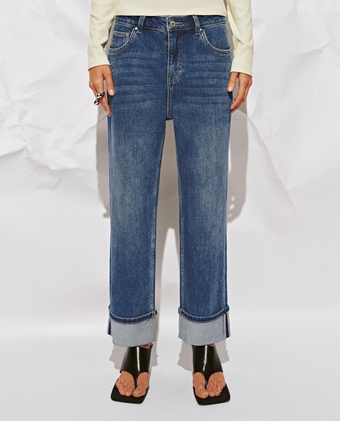 URBAN REVIVO - Quần jeans nữ ống đứng xắn gấu