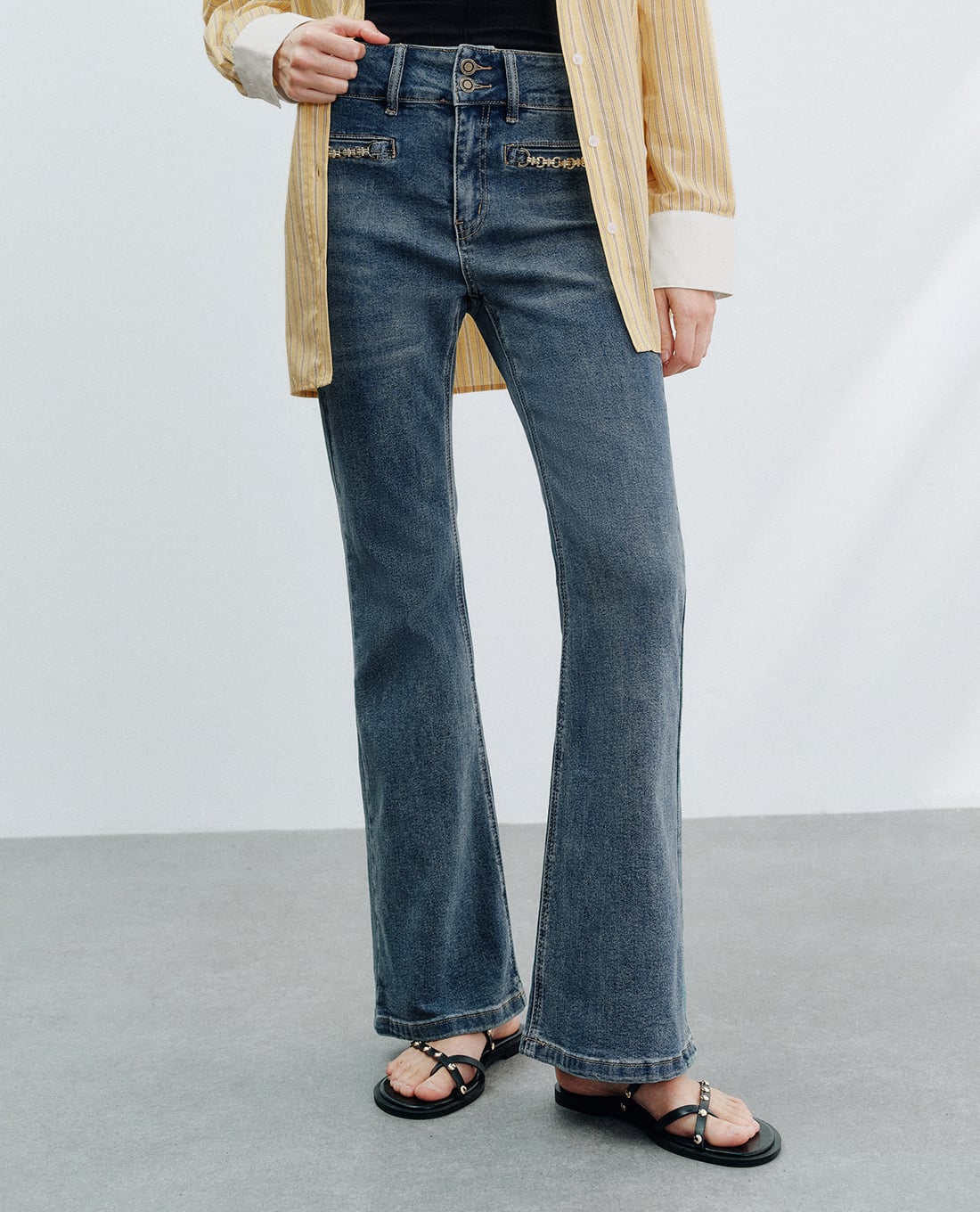 URBAN REVIVO - Quần jeans nữ ống loe đính xích