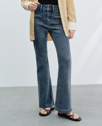  URBAN REVIVO - Quần jeans nữ ống loe đính xích 