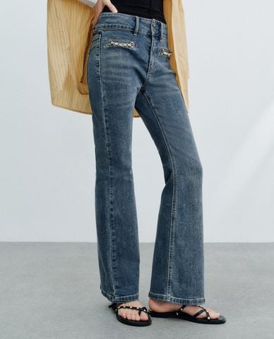  URBAN REVIVO - Quần jeans nữ ống loe đính xích 