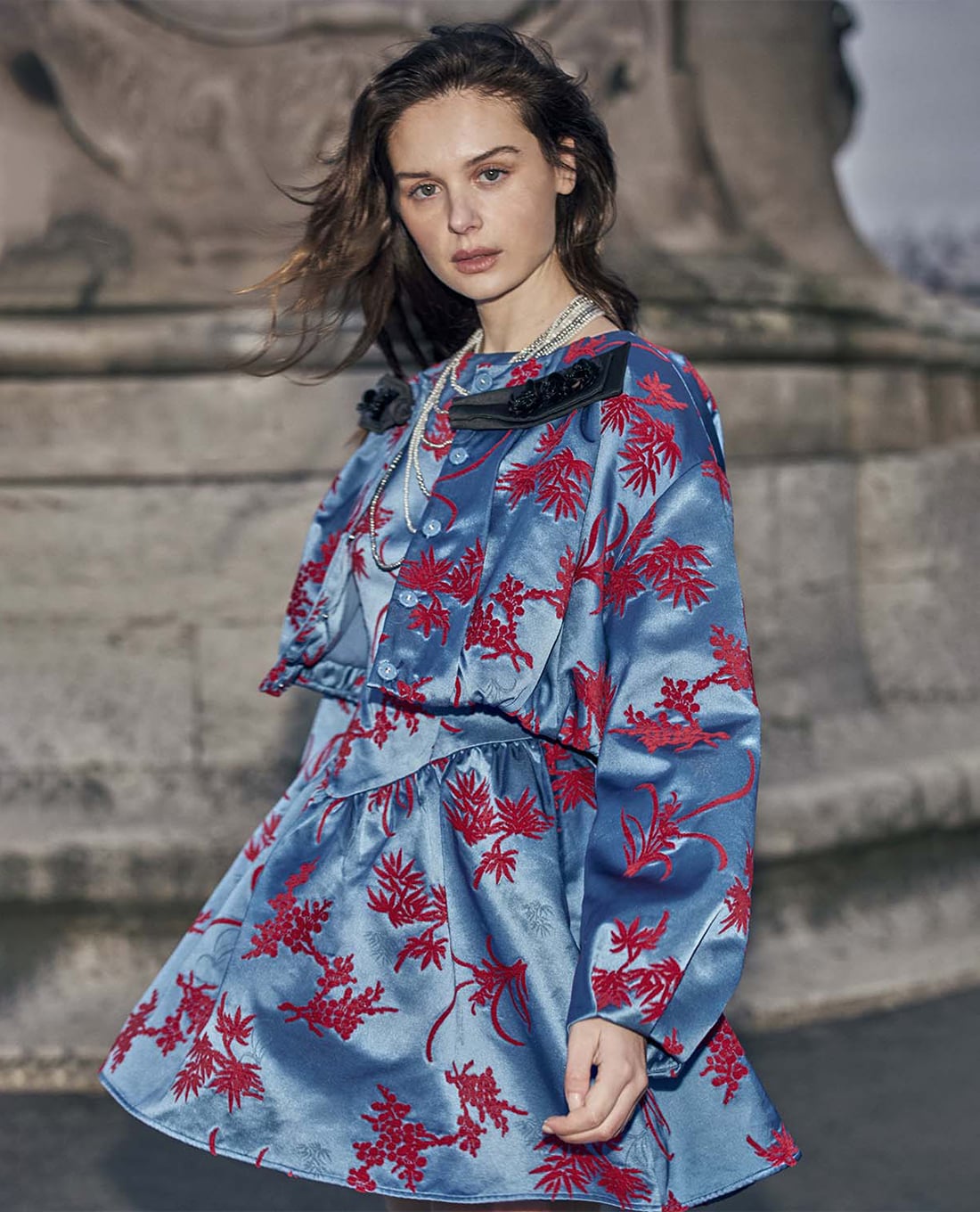 URBAN REVIVO - Áo khoác croptop nữ cổ tròn thêu họa tiết